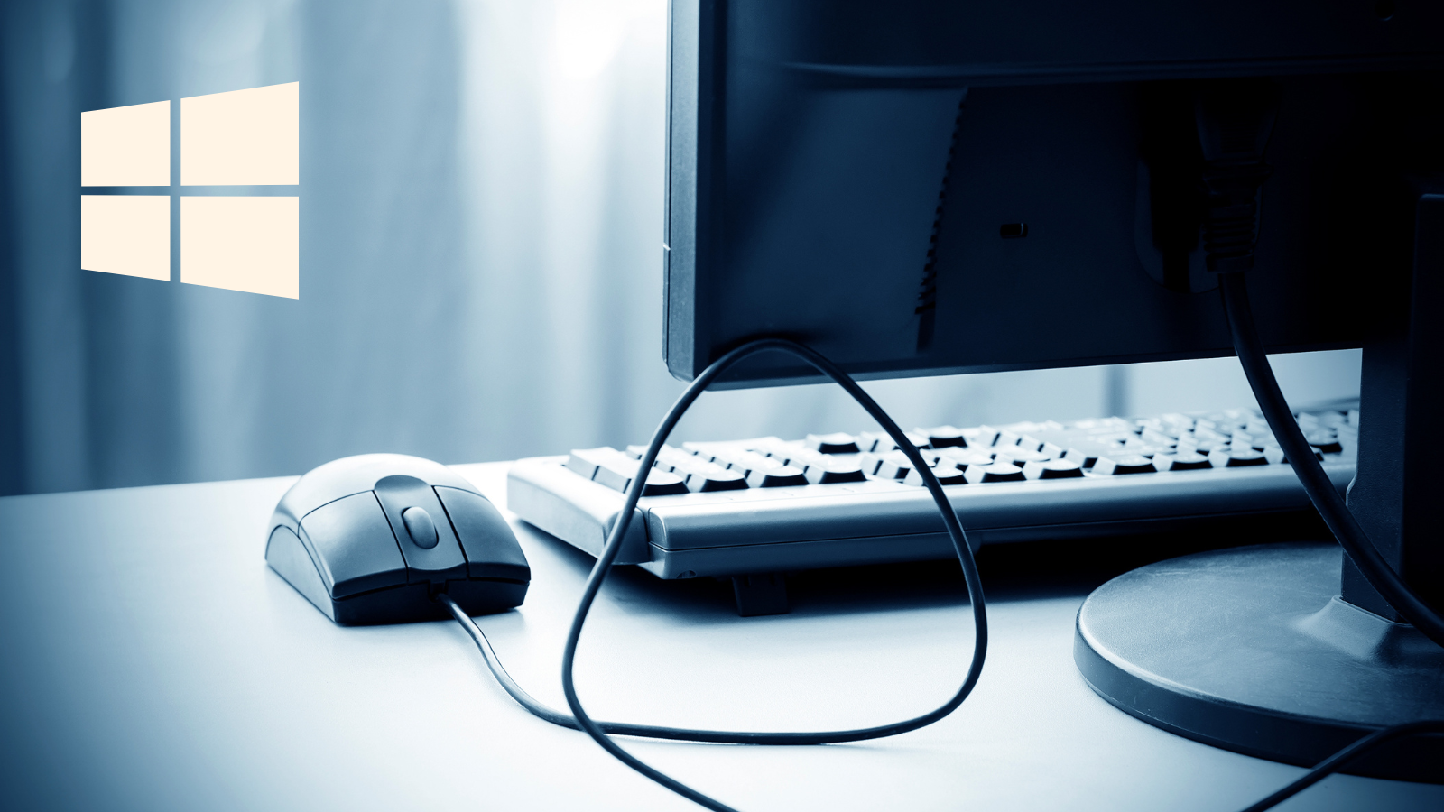 PC und Tastatur auf einem Schreibtisch