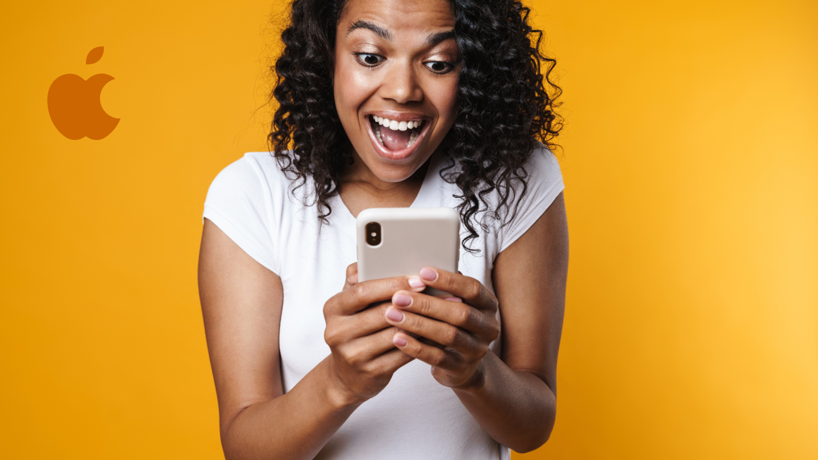 Person schaut freudig auf iPhone