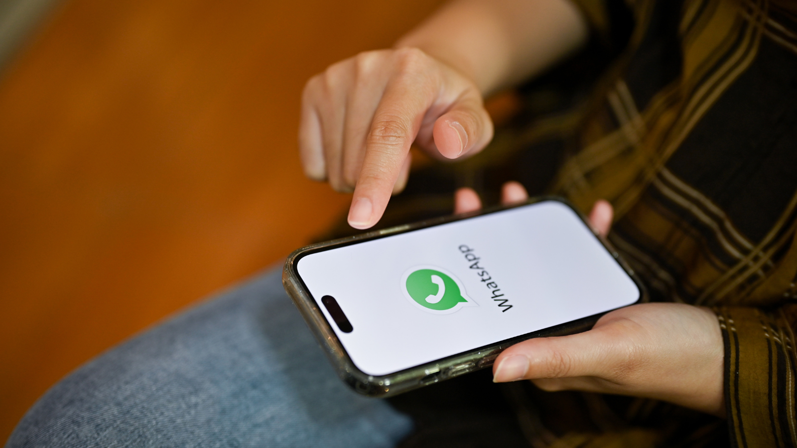 Person bedient WhatsApp auf ihrem Handy