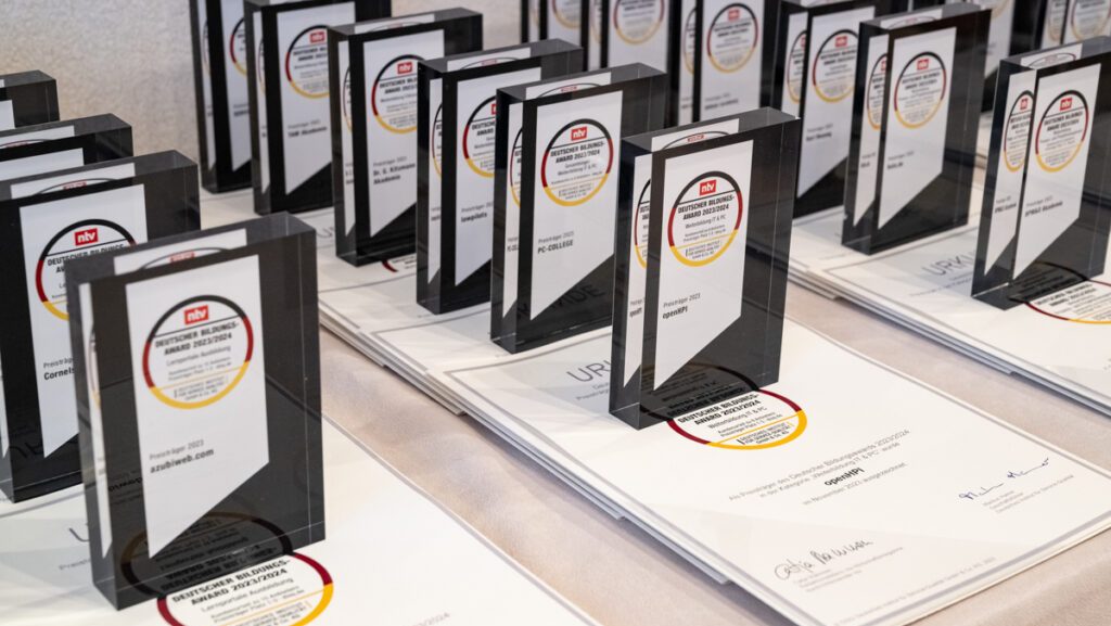 DISQ-Awards nebeneinander aufgereiht