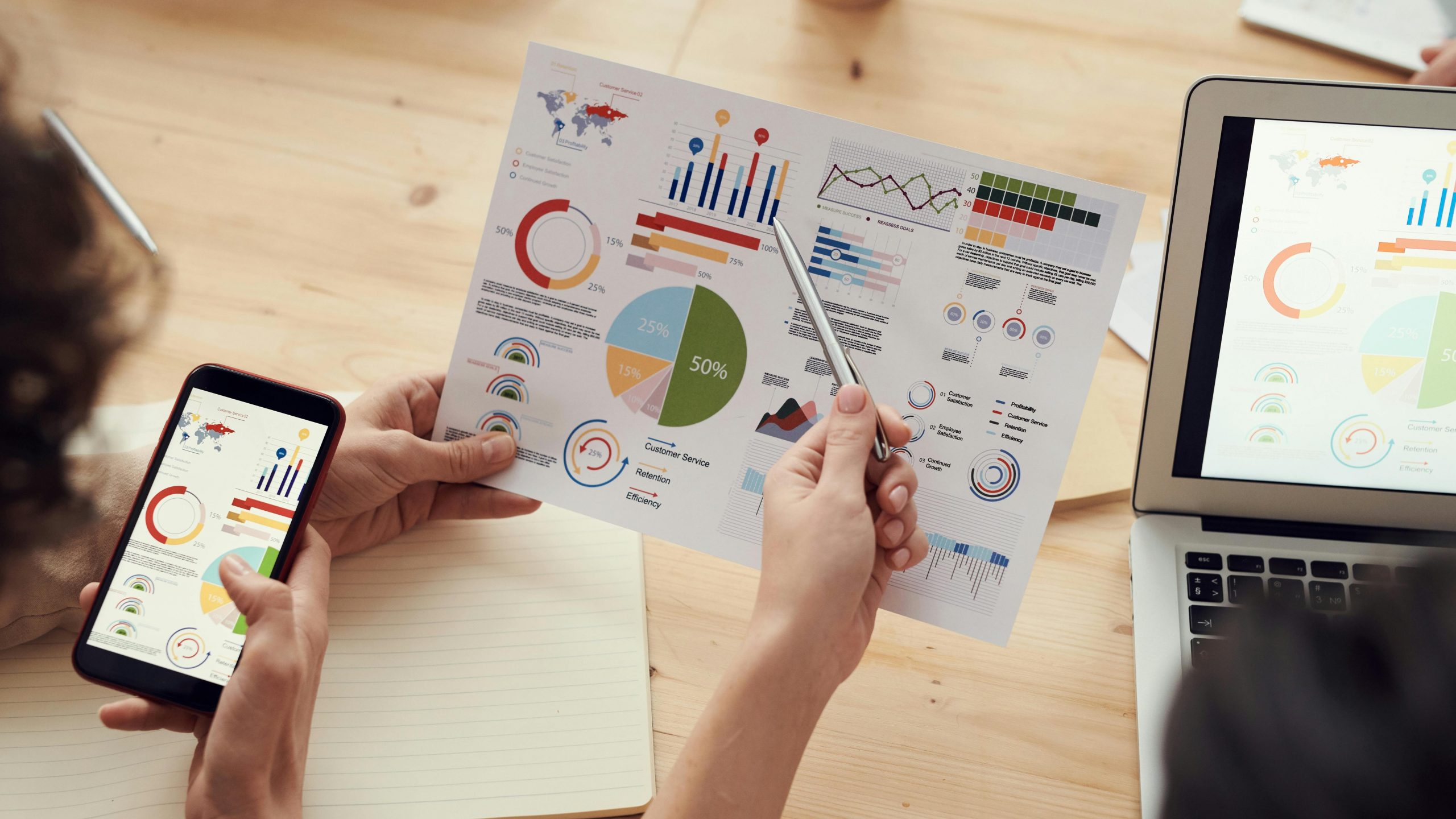 Kolleg*innen schauen Diagramm an